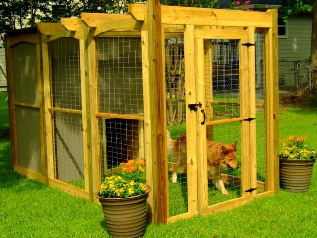 Вольеры для собак могу выглядеть очень даже привлекательно, исполняя не только функцию жилья для собаки, но и украшая ваш сад